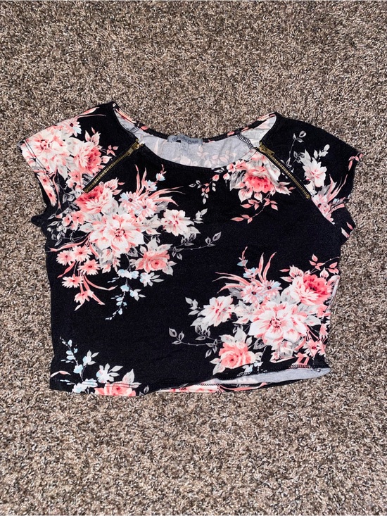 Charlotte Russe Tops - Charlotte Russe Black Floral Crop Top with Pink Flowers